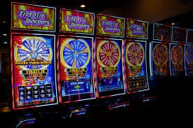 Pengguna menikmati hiburan casino online sambil percaya pada sistem transaksi yang transparan