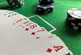 Suasana live casino dengan dealer dan meja permainan modern